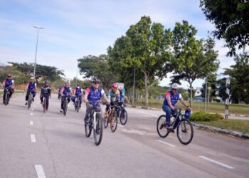 ABDUL Aziz Abdul Rahman (depan, kiri) bersama pengurusan universiti menyertai Kayuhan Berbasikal 'Go Green' Inisiatif Penghijauan Kampus sekitar kampus UMP Pekan di Pekan, Pahang.