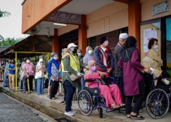 PENGUNDI warga emas beratur bagi menunaikan tanggungjawab mengundi di kawasan Parlimen Bangi sempena Pilihan Raya Umum Ke-15 (PRU15) di Pusat Mengundi Sekolah Rendah Agama Pekan Bangi. - UTUSAN/FARIZ RUSADIO