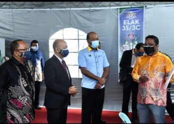 ZALIMAN SAULI (dua dari kiri) bersama Setiausaha Kerajaan negeri, Azman Mohd Yusof (dua dari kanan) melawat PPV Unimap Kubang Gajah, Arau, Perlis hari ini.