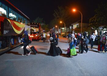 ANTARA  163 penuntut Unisza yang pulang ke kampung masing-masing menggunakan bas isediakan pihak universiti, di Kuala Nerus, Terengganu, semalam. - UTUSAN/PUQTRA HAIRRY ROSLI