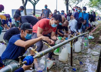 Penduduk sekitar Keramat beratur untuk mendapatkan bekalan air daripada pili yang disediakan oleh Pengurusan Air Selangor Sdn. Bhd. (Air Selangor) selepas LRA terpaksa dihentikan operasi, baru-baru ini.