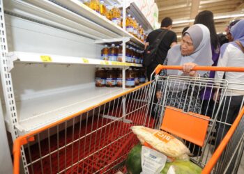 MPOB kata minyak masak subsidi negara mencukupi tetapi rakyat pula merungut susah mahu beli kerana rak selalu kosong.- Gambar hiasan