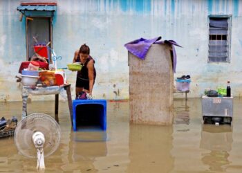 KELIHATAN penduduk yang menetap di Taman Sri Muda sedang membersihkan kediaman mereka akibat banjir kilat di Taman Sri Muda Shah Alam hari ini. UTUSAN/ZULFADHLI ZAKI