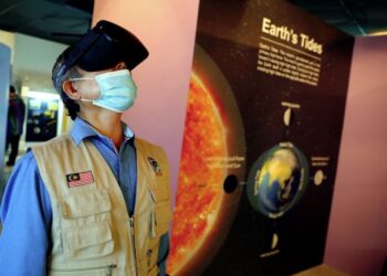 Seorang pengunjung mencuba 'Virtual Reality' (VR) yang terdapat di Galeri Interaktif Planetarium Al-Khawarizmi.