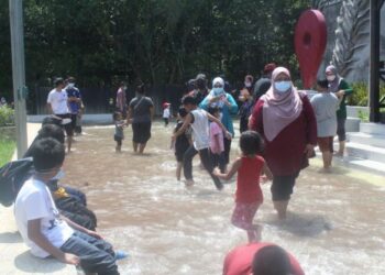 ORANG ramai tidak melepaskan bermain air di kawasan taman negara ketika fenomena air pasang besar di  TNJTP Serkat, Pontian, Johor. - FOTO/MUHAMMAD ZIKRI