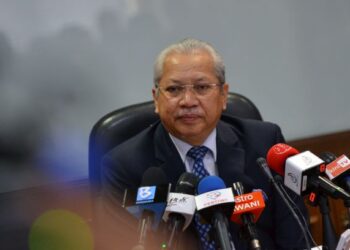 ANNUAR Musa bercakap pada sidang akbar berhubung pengumuman Datuk Bandar Kuala Lumpur dan Presiden Perbadanan Putrajaya dan menjawab pelbagai isu di Wilayah Persekutuan di Menara Seri Wilayah, di sini, hari ini.-UTUSAN/ FAISOL MUSTAFA