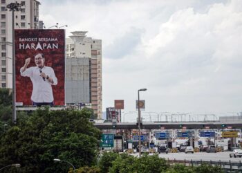 Papan tanda gergasi memaparkan gambar calon Pakatan Harapan bagi Parlimen Tambun, Datuk Seri Anwar Ibrahim di Plaza Tol Sungai Besi, Kuala Lumpur. – UTUSAN/FAIZ ALIF AHMAD ZUBIR