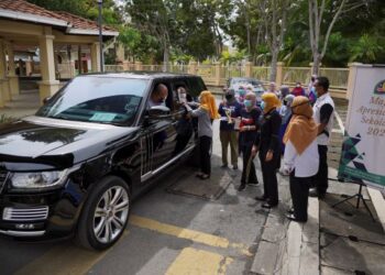 Disebabkan penularan pandemik Covid-19, ada sekolah terpaksa mengadakan majlis apresiasi secara pandu lalu. – Utusan/Amir Khalid