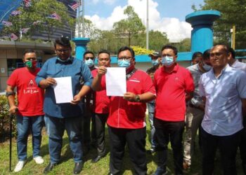 HARIZ Faisal Ismail (tengah) menunjukkan laporan polis berkaitan berita palsu Parti Perikatan Nasional tidak berdaftar di IPD Putrajaya di sini, hari ini.
Turut kelihatan Timbalan Presiden Geram Gerakan Revolusi Anak Malaysia, Megat Muhammad Faris Megat Ismail (dua kiri) dan Ketua Armada Setiawangsa, Daniel Kusairi (kanan).-UTUSAN/FAISOL MUSTAFA