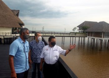 AMMAR Abd. Ghapar (kanan), Pengarah Urusan Columbia Leisure, Jason Ow Yeang (dua kiri), dan Pengarah Urusan Avani Sepang, Yogeswaran Veerasamy (kiri) ketika melawat di kawasan sekitar Avani Sepang Goldcoast Resort pada Majlis Jom Makan Angin & Support Lokal di Avani Sepang Goldcoast Resort, Bagan Lalang di sini, hari ini.-UTUSAN/FAISOL MUSTAFA