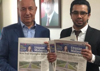 Qaley Allahverdiyev (kiri) dan Thaqib Shaker bersama naskhah Utusan Malaysia yang ditaja oleh Kedutaan Besar Republik Azerbaijan di Kuala Lumpur, semalam.