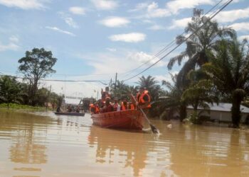 Anggota bomba melakukan rutin meronda di kawasan untuk mencari mangsa yang terperangkap di RTB Bukit Changgang, di sini, hari ini.-UTUSAN/ FAISOL MUSTAFA