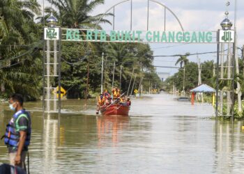 ANGGOTA bomba melakukan rutin meronda di kawasan banjir untuk mencari mangsa yang terperangkap di RTB Bukit Changgang, Kuala Langat, Selangor baru-baru ini. – UTUSAN/FAISOL MUSTAFA