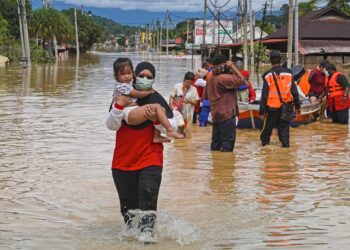 PENDUDUK di Kampung Sungai Serai di Hulu Langat yang berjaya dikeluarkan oleh anggota Jabatan Pertahanan Awam (JPAM) dan dibantu oleh Petugas Bulan Sabit Merah menggunakan bot penyelamat pada 19 Disember 2021.- UTUSAN/AMIR KHALID