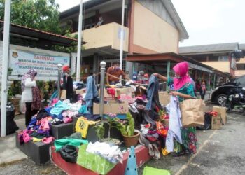 MANGSA banjir mendapatkan sumbangan bantuan pakaian di Pusat Pemindahan Sementara (PPS) Sekolah Kebangsaan Bukit Changgang, Kuala Langat. - UTUSAN/FAISOL MUSTAFA