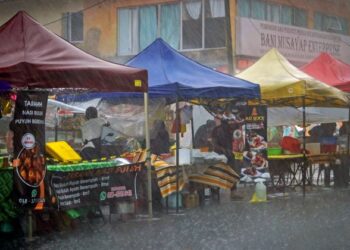 Cuaca hujan lebat di bazar Ramadan Kampung Baru pada hari pertama puasa di Jalan Raja Alang pada 13 April lalu.-UTUSAN/ FARIZ RUSADIO