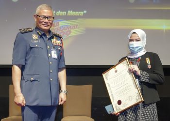 MOHAMMAD Hamdan Wahid  (kiri) bergambar bersama Wartawan Utusan Malaysia, Nuraina Hanis Abd Halim selepas menganugerahkan Pingat Cemerlang Bomba (PCB) pada Istiadat Penganugerahan Pingat Kebesaran Jabatan Bomba dan Penyelamat Malaysia di Hotel Marriott Putrajaya di sini, hari ini. -UTUSAN/FARIZ RUSADIO