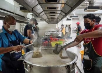 SEBAHAGIAN ahli Masjid Jamek Kampung Baru dan penduduk Kampung Baru melakukan aktiviti gotong-royong memasak bubur lambuk di Masjid Jamek Kampung Baru, Kuala Lumpur semalam. – UTUSAN/AMIR KHALID