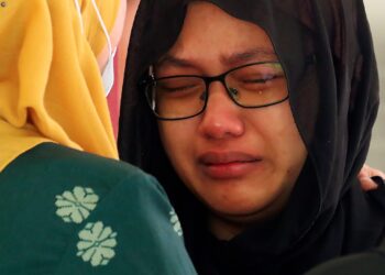 ANur Atiqah Saadin, sebak selepas mengetahui anaknya, Nur Aqilah Husna Abdullah, 9, maut dalam kemalangan di Jalan Panchor M17 berhampiran Jalan Maju Kampung Panchor, Alor Gajah. UTUSAN/RASUL AZLI SAMAD