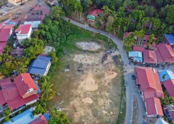 KEBANYAKAN penduduk Bukit Malut, Langkawi be­kerja sebagai nelayan dan pendapatan mereka tidak seberapa, sekali gus tidak mampu membeli rumah baharu. – FOTO/SHAHIR NOORDIN