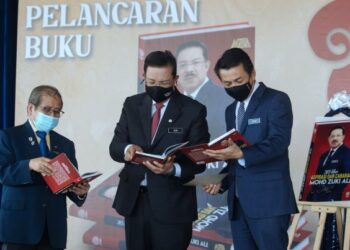 MOHD. Zuki Ali melihat buku 365 hari Mohd Zuki Ali: Aspirasi dan Cabaran pada majlis pelancaran buku itu di Putrajaya. -  UTUSAN/FAISOL MUSTAFA