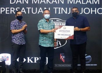 HASNI Mohammad (tengah ) menyampaikan replika cek bantuan insentif kepada Presiden Persatuan Tinju Negeri Johor, Muhammad Farkhan Haron. (kanan) sambil disaksikan Pengerusi Jawatankuasa Pelancongan, Belia dan Sukan Negeri Johor, Datuk Onn Hafiz Ghazi (kiri). -Ihsan Media Komunikasi Menteri Besar Johor.