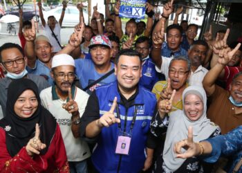 MUHAMMAD Noor Azman giat berkempen di seluruh kawasan Kapar bagi memikat hati pengundi agar kembali menyokong BN.