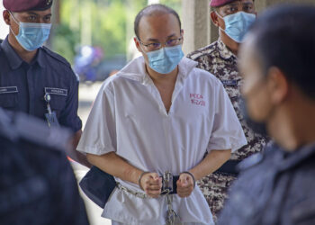 Goh Leong Yeong (tengah) tiba di kompleks mahkamah atas dakwaan membenarkan imigran larangan berada di premis miliknya serta menjalankan aktiviti jenayah berkaitan di Mahkamah Sesyen Kuala Lumpur di sini, hari ini. UTUSAN/ FARIZ RUSADIO