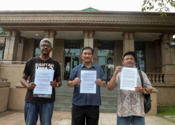 AZLAN Awang (tengah) menunjukkan memorandum memohon kerajaan menangguhkan penyertaan ratifikasi CPTPP di pekarangan Pejabat Perdana Menteri, Putrajaya. - UTUSAN/FAISOL MUSTAFA