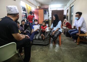 MEMBANTU golongan yang terkesan akibat Covid-19 seperti yang dilakukan oleh Ustaz Ebit Liew adalah satu daripada kebaikan yang diterjemahkan oleh baiknya hati sesama insan. -IHSAN FB