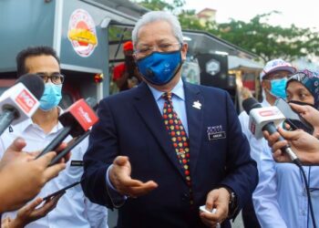 Annuar Musa bercakap pada sidang akhbar selepas majlis penyerahan lesen perniagaan kepada Usahawan Muda Kota Wilayah Persekutuan Putrajaya di Tapak Food Truck Presint 14, di sini, hari ini. UTUAN/ FAISOL MUSTAFA