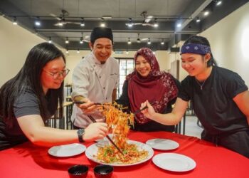 MUHAMMAD Amann Teoh Man Chun bersama isteri, Nurrita Ainni dan dua orang anaknya, Alicia Teoh (kiri)
dan Cecilia Teoh (kanan) menggaul Yee Sang ketika meraikan majlis makan besar sempena sambutan Tahun
Baharu Cina di Chef Aman Teoh (C.A.T) Wok Street Food, Bandar Baru Bangi, Selangor semalam. – UTUSAN/
AMIR KHALID