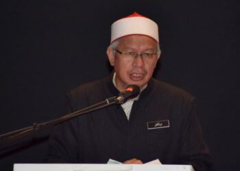 ZULKIFLI Mohamad Al-Bakri berucap pada program Sambutan Hari Wanita di Kompleks Islam Putrajaya di sini, hari ini. - UTUSAN/ FAISOL MUSTAFA