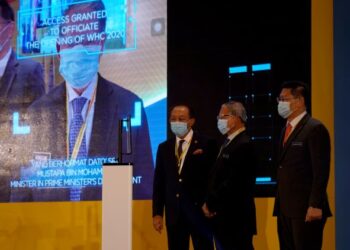 Menteri di Jabatan Perdana Menteri (Ekonomi), Datuk Seri Mustapa Mohamed (tengah) melancarkan WHC 2020 anjuran HDC di Kuala Lumpur pada 6 Oktober lalu. – UTUSAN/FAUZI BAHARUDIN