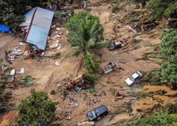 PEMANDANGAN udara sebuah rumah yang ranap dan beberapa kereta yang rosak teruk akibat banjir dalam tinjauan selepas banjir di Kampung Batu 19 di sini, hari ini. Gambar; -UTUSAN/MUHAMAD IQBAL ROSLI