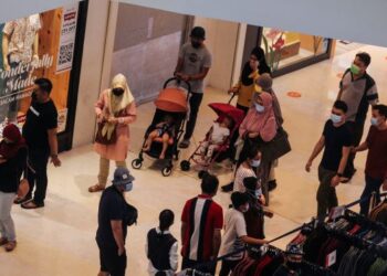 Tinjauan ibu bawa membawa kanak-kanak ke pusat beli-belah berisiko terdedah jangkitan wabak di IOI CIty Mall, Putrajaya di sini, hari ini. Pusat beli-belah itu kini dikenal pasti sebagai antara lokasi titik panas penularan Covid-19 yang dikesan melalui sistem amaran awal Hotspot Identification for Dynamic Engagement (HIDE).-UTUSAN/ FAISOL MUSTAFA