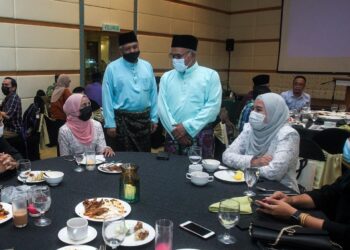 SHAMSUN Baharin Mohd. Jamil (berdiri kanan) beramah mesra dengan pengamal media pada dalam program strategik bersama media di Putrajaya. - UTUSAN/FAISOL MUSTAFA