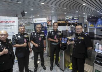 KHAIRUL Dzaimee Daud (dua kanan) ketika hadir melihat kemudahan autogate untuk warga asing memasuki Malaysia di KLIA, Sepang, Selangor. - UTUSAN/FAISOL MUSTAFA