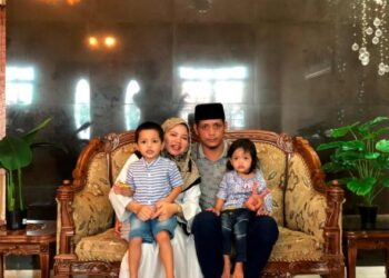 GAMBAR kenangan Faizal Dali bersama arwah isterinya, Nur Farahin Emilya Ahmad Tarmezy dan dua anak mereka sebelum wanita itu meninggal dunia akibat Covid-19 ketika melahirkan anak ketiga di Taman Tun Syed Nasir, Tangkak, Johor. -UTUSAN/NUR ALINA HASSAN