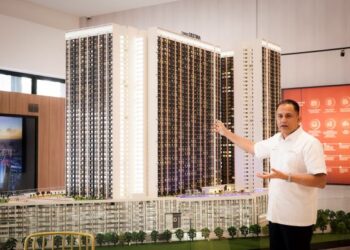 MOHAMED Faroz Mohamed Jakel menunjukkan model projek pembangunan bercampur J. Satine yang bakal dibangunkan oleh Kumpulan Jakel, di Kuala Lumpur, semalam. – UTUSAN/MOHD. FARIZWAN