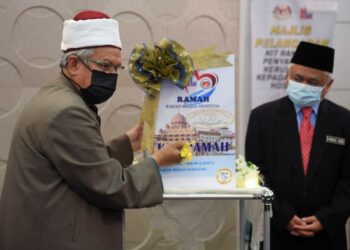 ZULKIFLI Mohamad Al-Bakri melancarkan Kit Ramah Rakan Masjid Hospital pada Majlis Pelancaran Kit Ramah dan Penyampaian Kerusi Roda kepada Pesakit Hospital di Kompleks Islam Putrajaya di sini, hari ini. -UTUSAN/FAISOL MUSTAFA