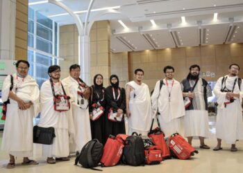 DR. AHMAD KAMAL bersama isteri dan tujuh anaknya berpakaian ihram di Movenpick Hotel & Convention Centre (MHCC) bersedia untuk berlepas ke tanah suci (Jeddah) pada 2.40 pukul petang, 23 Jun lalu.