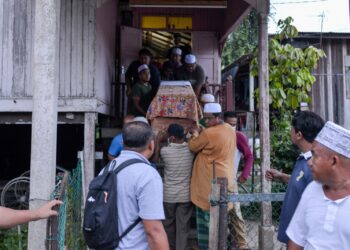 Jenazah  Siti Nor Sorya Ismail dibawa turun dari rumahnya untuk dikebumikan di Tanah Perkuburan Kampung Beladau Selat, Kuala Terengganu malam tadi.