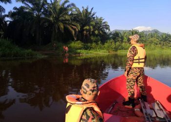 Anggota bomba melakukan rondaan di Parit Warijo sebelum menemui mayat Lim Yong Lee kira-kira satu kilometer dari lokasi terakhir dia dilaporkan hilang di Sri Medan, Batu Pahat, Johor, semalam.  Foto: IHSAN BOMBA