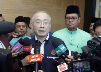 Wee Ka Siong bercakap dalam sidang akhbar selepas Majlis Sambutan Hari Raya dan Apresiasi 76 Tahun JPJ di Putrajaya di sini, hari ini.