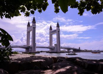 Terengganu melarang orang ramai berbuka puasa di sekitar Jambatan Angkat di Kuala Terengganu.