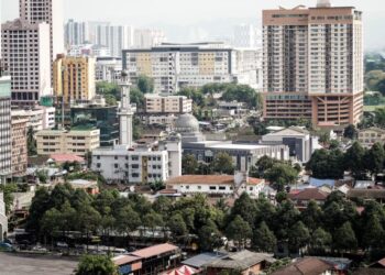 Majlis Tanah Negara dalam mesyuaratnya yang dipengerusikan Perdana Menteri baru-baru ini bersetuju dengan cadangan penggubalan Akta Tanah Kampung Baru. – Utusan/MOHD. FARIZWAN HASBULLAH