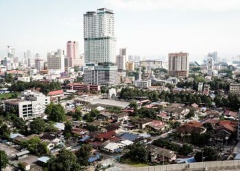 PEMANDANGAN sekitar Kampung Baru yang terletak di tengah-tengah ibu kota Kuala Lumpur. – UTUSAN/MOHD FARIZWAN HASBULLAH