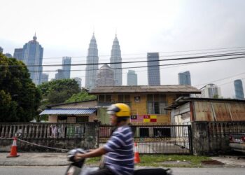 Dengan ilmu pengetahuan bersepadu, sesuatu projek pembangunan semula tanah seperti di Kampung Baru, Kuala Lumpur akan lebih mudah dilaksanakan. – GAMBAR HIASAN/FARIZ RUSADIO