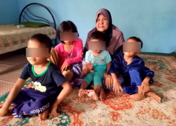 NUR Alyaa Nadrah Qaisara Ab Salam (dua dari kiri) yang ditemani Rokiah Bahari bersama tiga adiknya di Kampung Teluk Wang, Sungai Pasir, Sungai Petani, semalam. - MINGGUAN/NUR SYAZWANA MANSOR